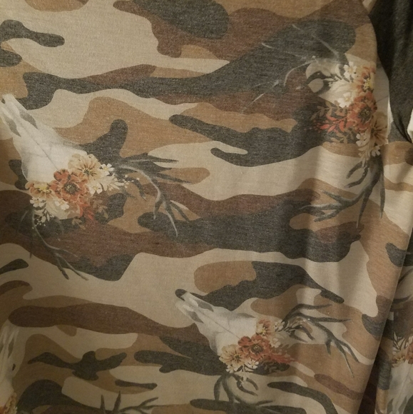 SALE🔥Camo & Skulls Short Sleeve Top - Picture 5 of 6
